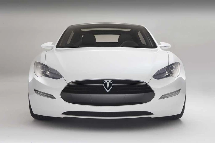 Tesla ripaga i debiti con 9 anni d'anticipo