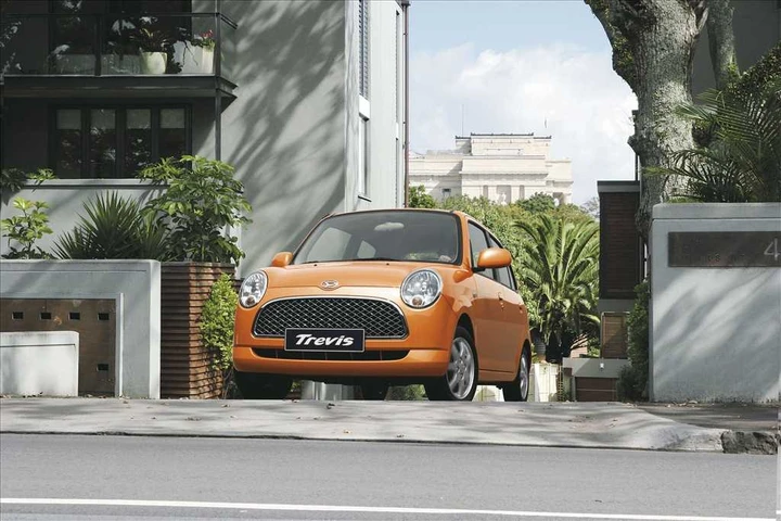 DAIHATSU Trevis