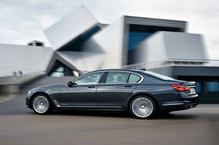 Bmw, allo studio una berlina extralusso
