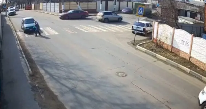 Automobilista investe pedone sulle strisce davanti alla Polizia: arresto immediato