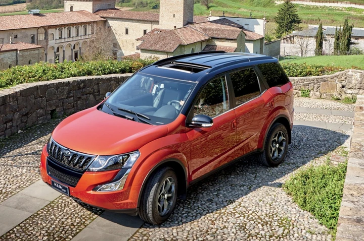 Mahindra XUV500 W10 2017: immagini ufficiali