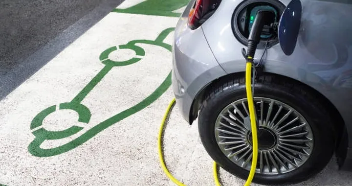 Auto elettriche: per gli italiani costano troppo