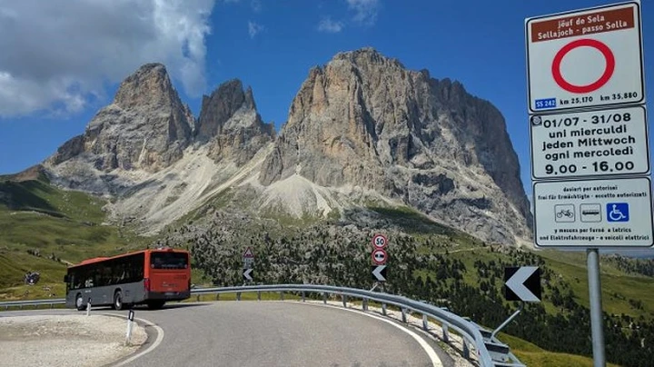 Dolomiti: fino al 31 agosto il Passo Sella è a numero chiuso