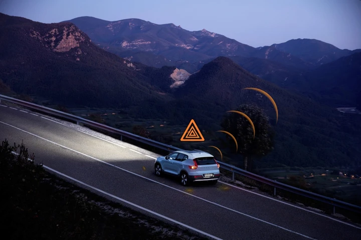 Volvo, nuovi sistemi Hazard Light Alert e Slippery Road Alert: immagini ufficiali