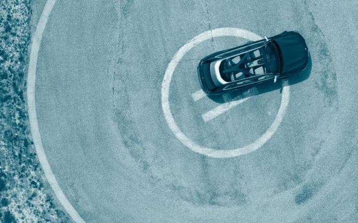 Bmw: un teaser anticipa una misteriosa Concept per Francoforte