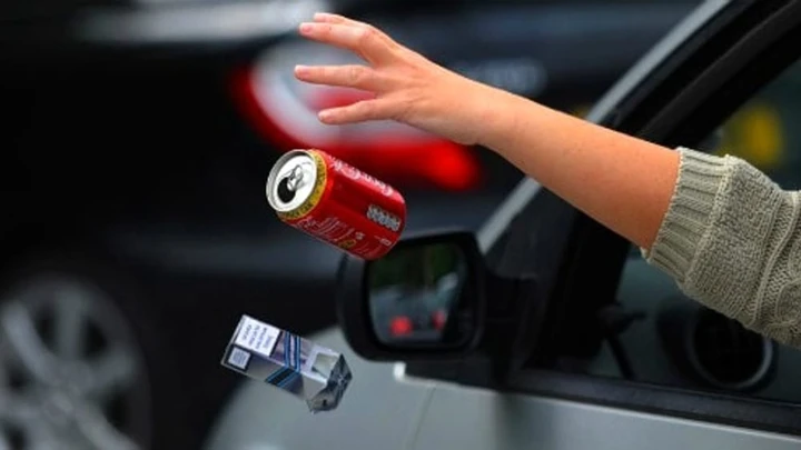 Multe salate e patente sospesa: la stretta contro chi getta rifiuti dall’auto