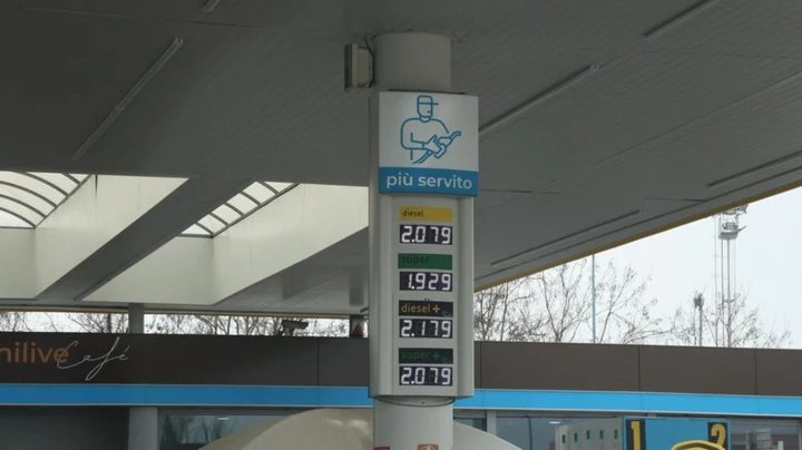 Carburanti: rincari record benzina oltre 1,7 euro diesel oltre 1,8 euro