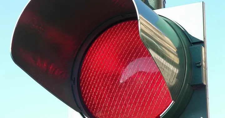Multa al semaforo rosso con telecamera, bisogna sempre pagarla?