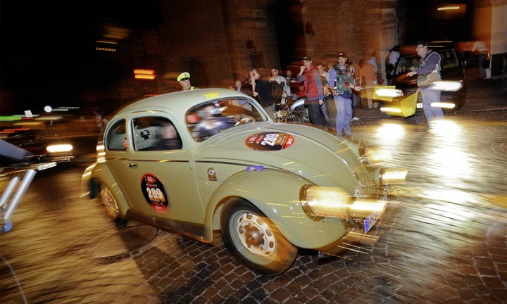 Volkswagen alla Mille Miglia con due Maggiolini d’epoca