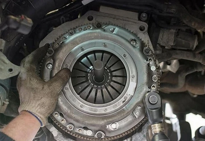 Frizione auto bruciata: come intervenire, sintomi, sostituzione e costi