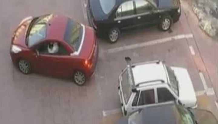 La tenacia è donna: guardate che parcheggio!