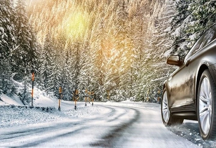 Come guidare sulla neve in sicurezza: le tecniche e i consigli