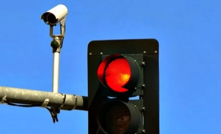 Multa semaforo rosso: costo, punti, quando arriva