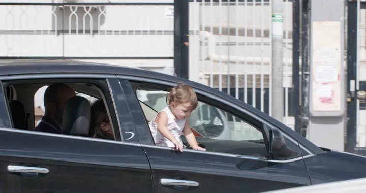 Bimbi in auto: due su tre in pericolo