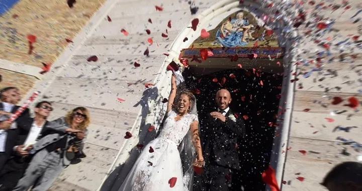 Tony Cairoli si è sposato: il matrimonio in Fiat 500 con la bella Jill Cox