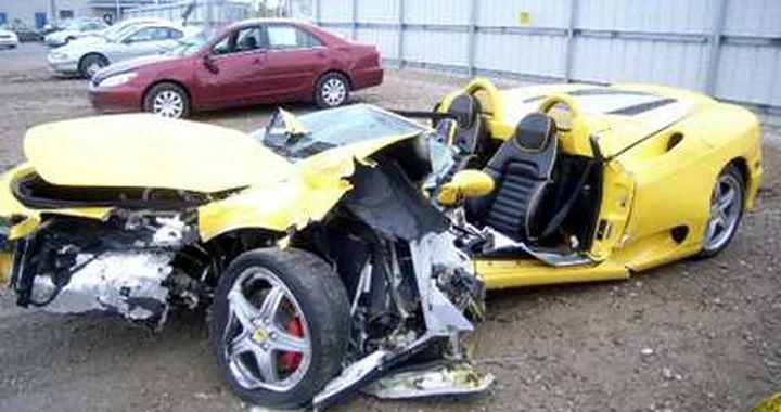 Un 73enne distrugge 10 supercar