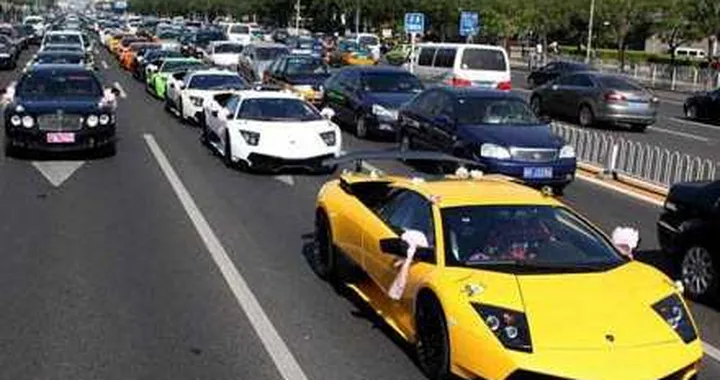 Cina: non c'è matrimonio senza Lambo e Rolls