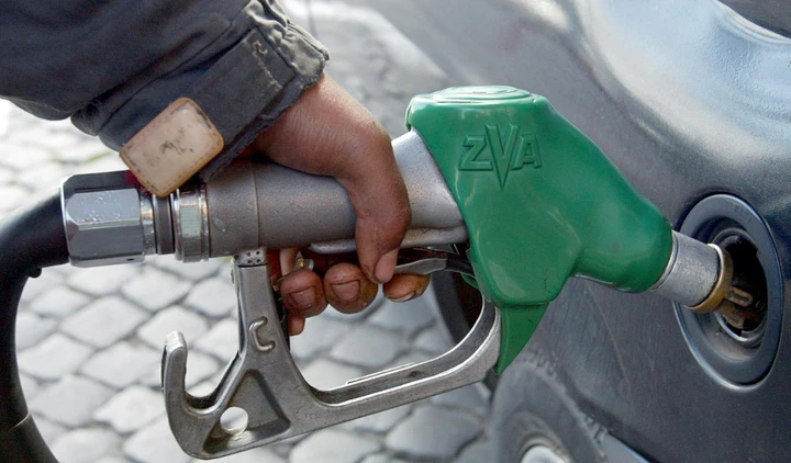 Carburanti: la benzina scende sotto 1,5 euro al litro