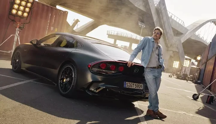 Mercedes-AMG GT Coupé 4 elettrica: Brad Pitt protagonista della campagna