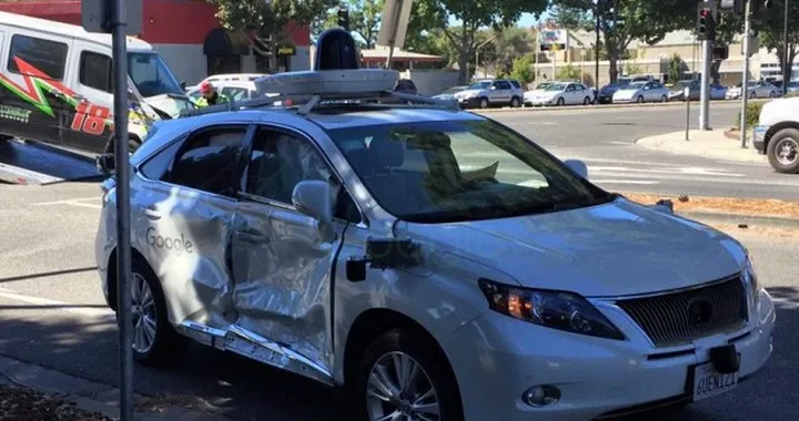 Guida autonoma: grave incidente per una Google Car