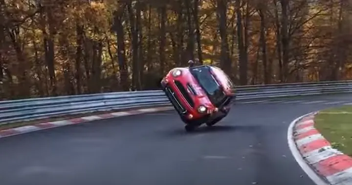 Percorre il Nurburgring su due ruote