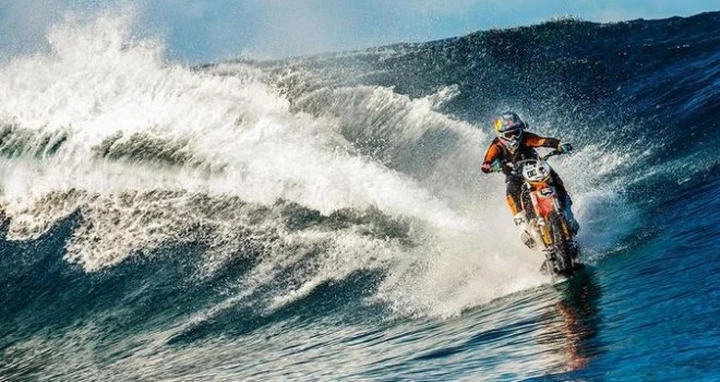 Maddison e l'impresa della moto sull'acqua