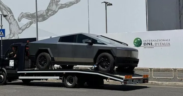 Tesla Cybertruck di Elon Musk: lo sbarco a Roma tra curiosità e promozione