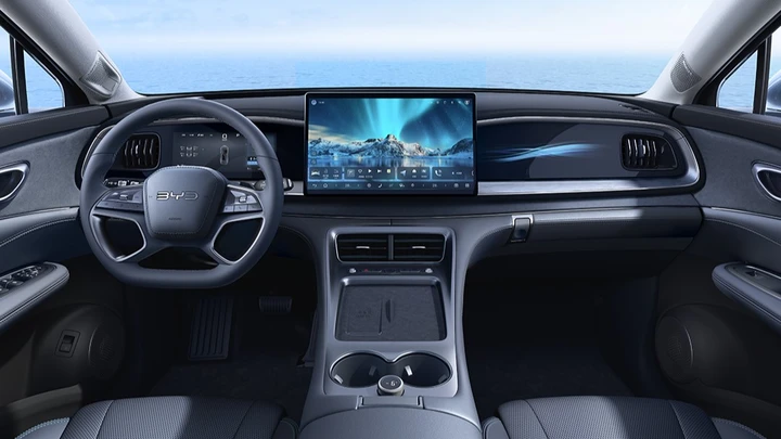 BYD Sealion 07 DM: svelati gli interni del grande SUV