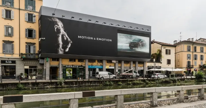Peugeot al centro della movida meneghina