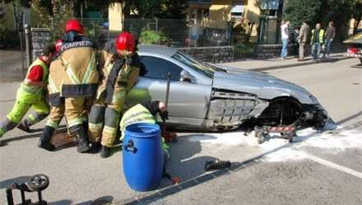 Distrugge una Mercedes SLR e prosegue senza ruote