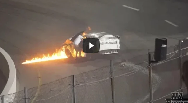 Auto in fiamme, padre riesce a soccorrere il proprio figlio: ecco il video