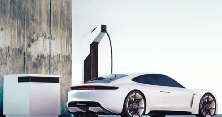 Auto elettrica: se Porsche Taycan promette 100 km per 4 minuti di ricarica…
