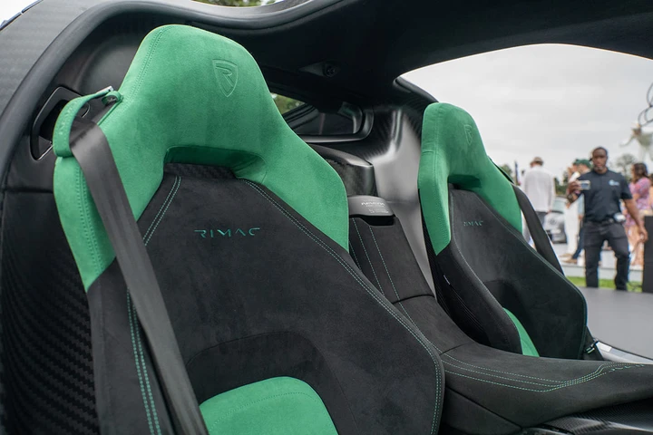 Cosa hanno in comune le auto più potenti al mondo? Alcantara naturalmente