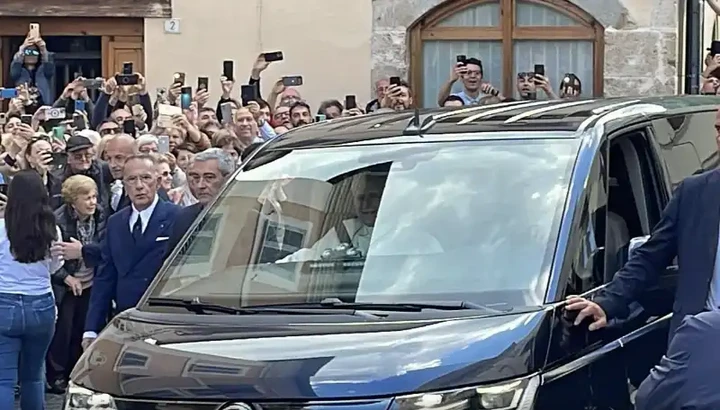 Volkswagen nera e simbolismo papale: il cambio di passo di Papa Leone XIV