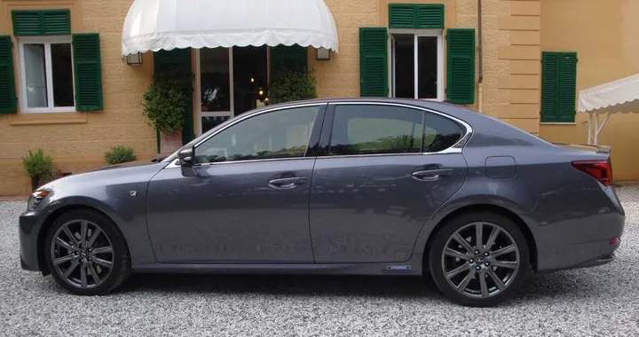 Lexus: l'ibrido strizza l'occhio alla passione