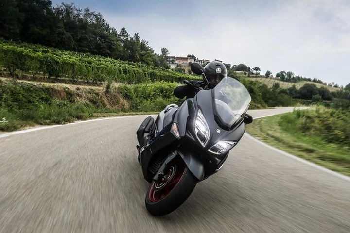 Suzuki: ad aprile continuano le promozioni sulla gamma moto e scooter