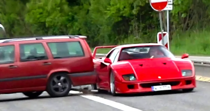 Ferrari F40 e Volvo 850, incidente al Nurburgring: chi ha avuto la peggio