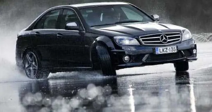 Sai come comportarti in caso di aquaplaning? I nostri consigli