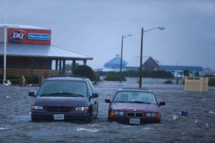Usa: l'uragano Irene non risparmia le auto
