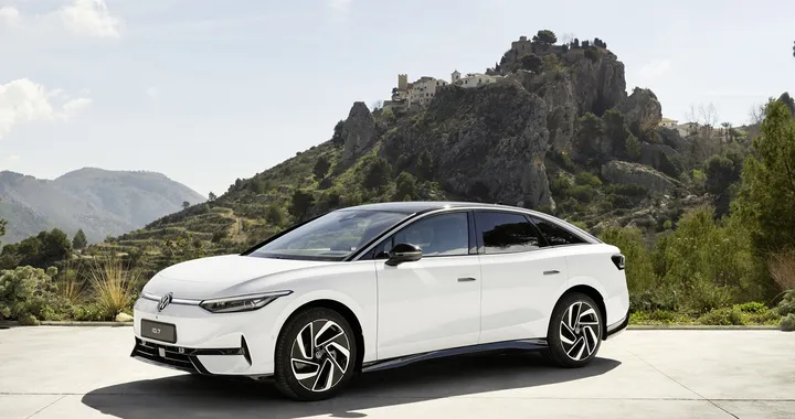 Volkswagen ID.7, l'esordio della berlina elettrica da 700 km