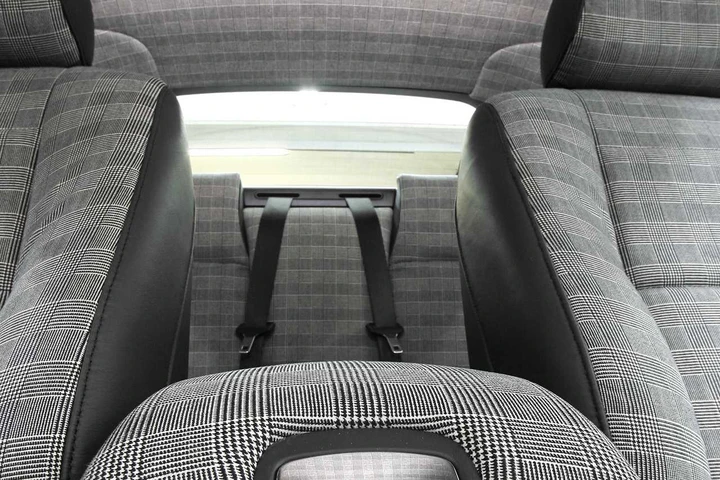 Alcantara veste la Jaguar XKR 75
