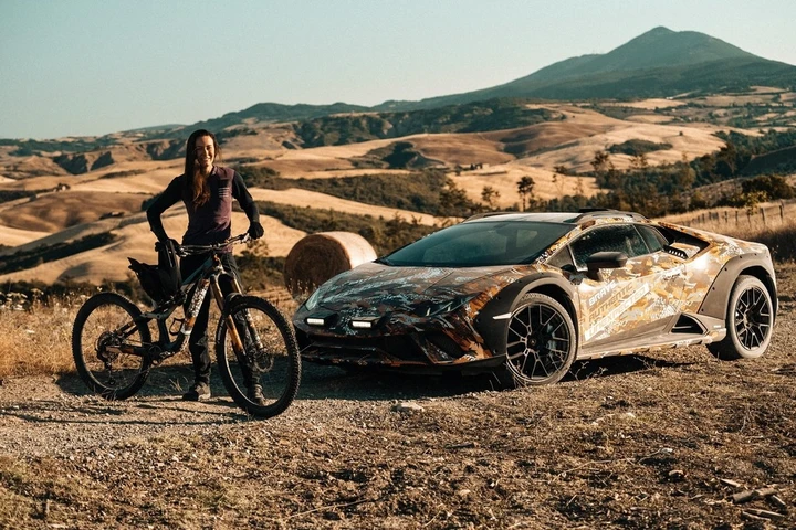 Lamborghini Huracan Sterrato: ecco il teaser ufficiale