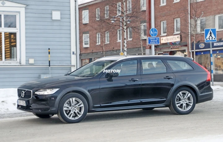 Volvo V90 Cross Country facelift: le foto spia