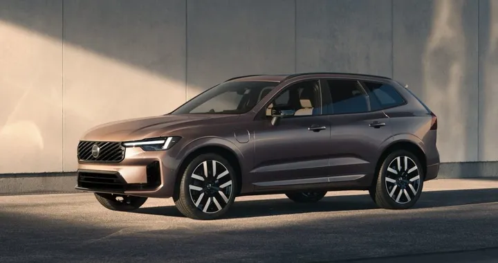 Volvo XC60: più autonomia per le plug-in con il nuovo restyling