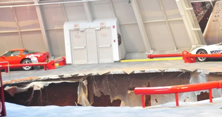 Corvette: crolla il pavimento del museo in Usa