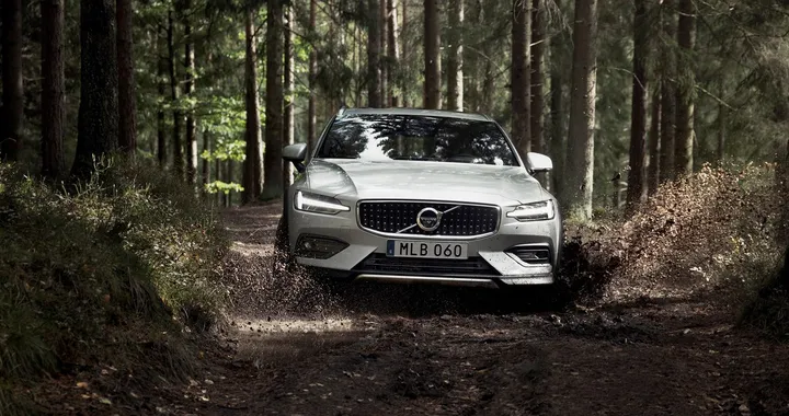 Volvo V60 Cross Country 2019: prezzi da 50.700 euro