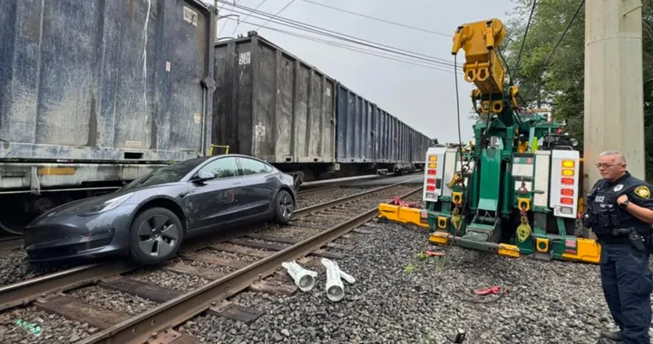 Tesla Model 3 coinvolta in un incidente singolare sui binari ferroviari