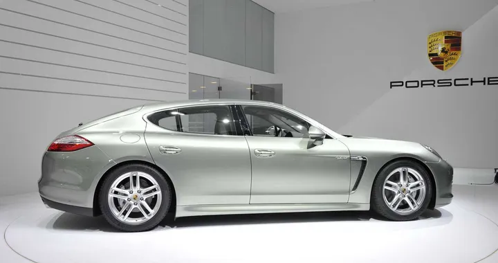 Porsche Panamera passo lungo: arriva nel 2012