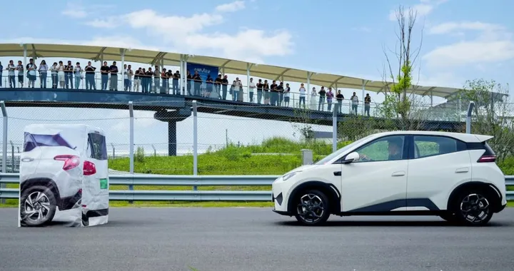 BYD sfida Tesla: pagherà gli incidenti causati dalla guida assistita