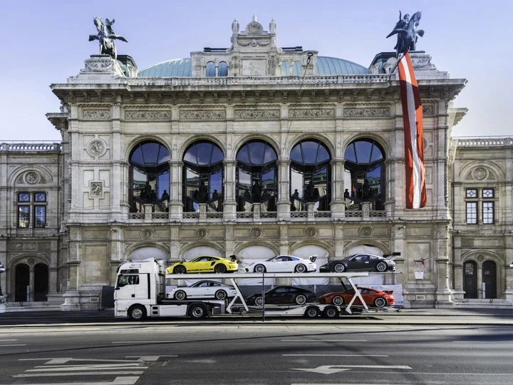 Collezione esclusiva all'asta: sei Porsche 911 e il camion per trasportarle